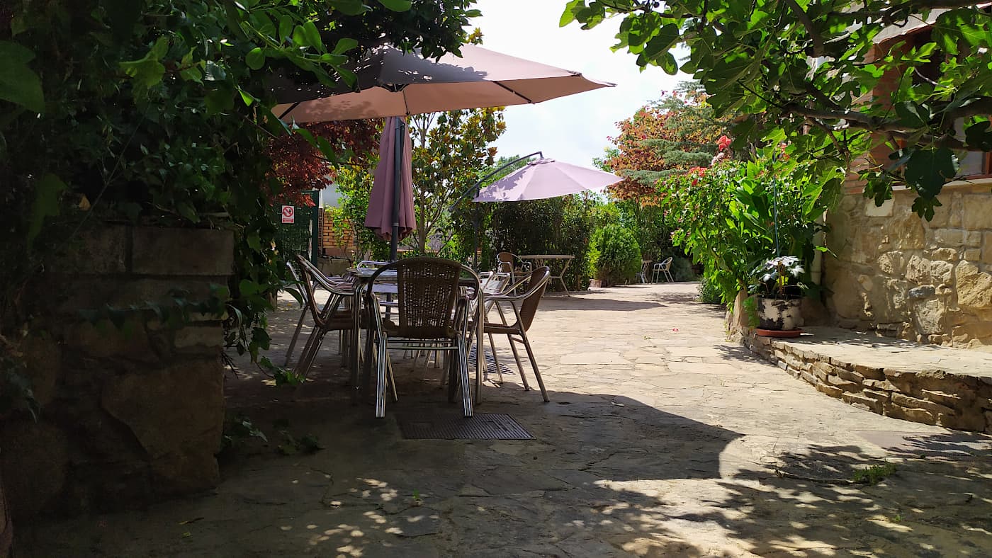 Mesas del restaurante con terraza para comer y cenar en el exterior